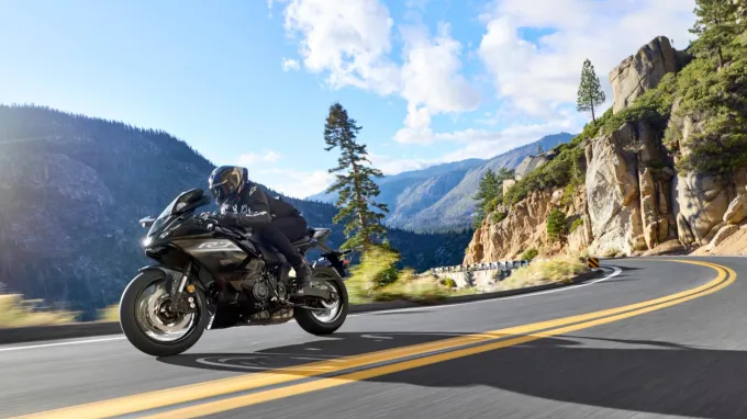Yamaha R7 2026 : route sinueuse