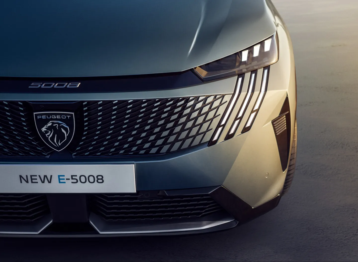 Peugeot 5008 2024 : détail calandre et phare avant