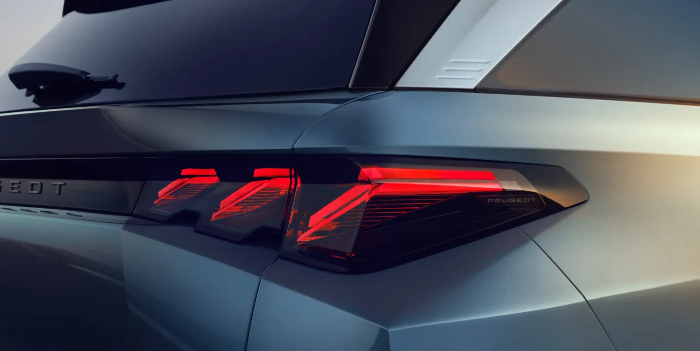Peugeot 5008 2024 : détail feu arrière droit