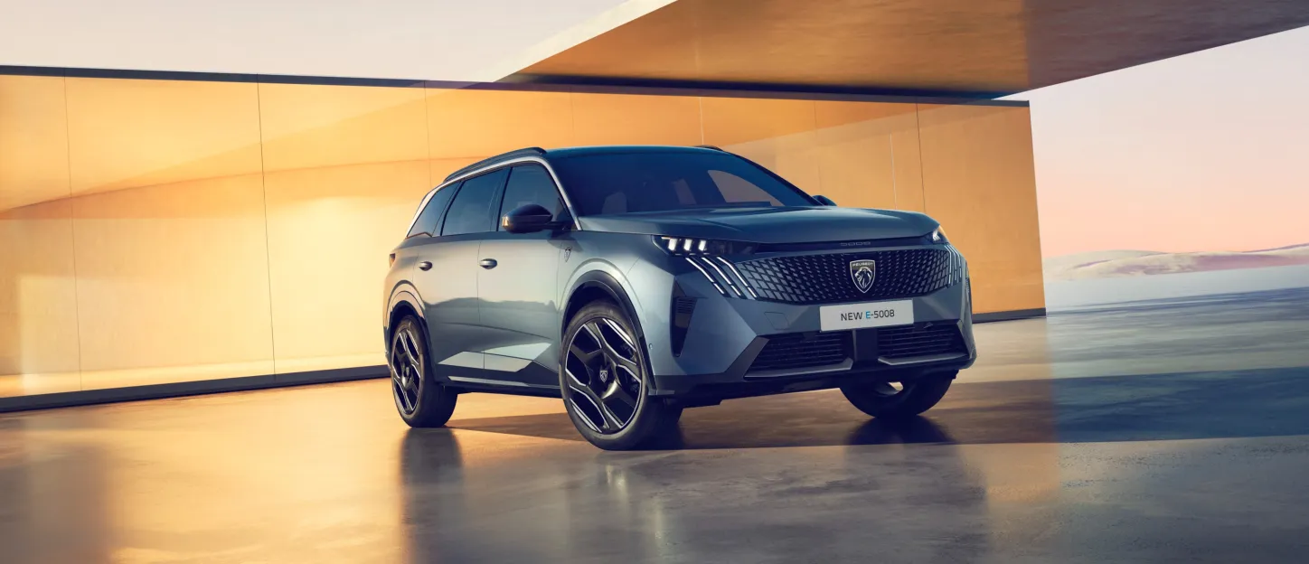 Peugeot 5008 2024 : trois quarts avant droit statique