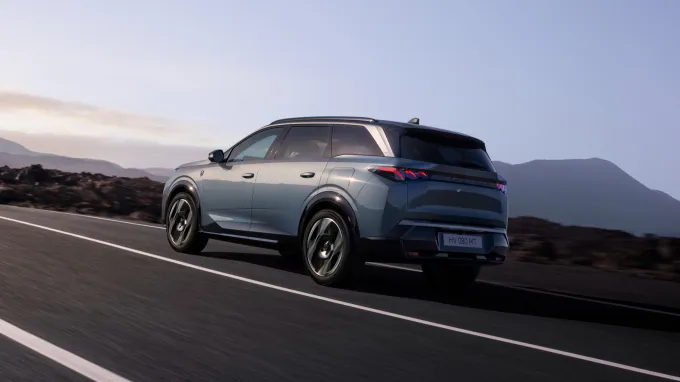 Peugeot 5008 2025 : trois quarts arrière gauche sur route