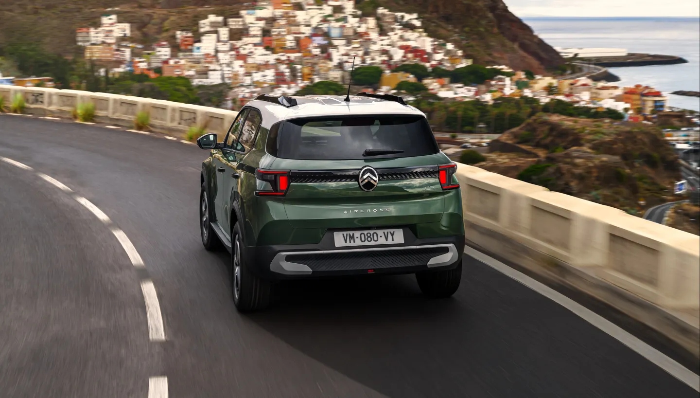 Citroën C3 Aircross 2024 : face arrière sur route