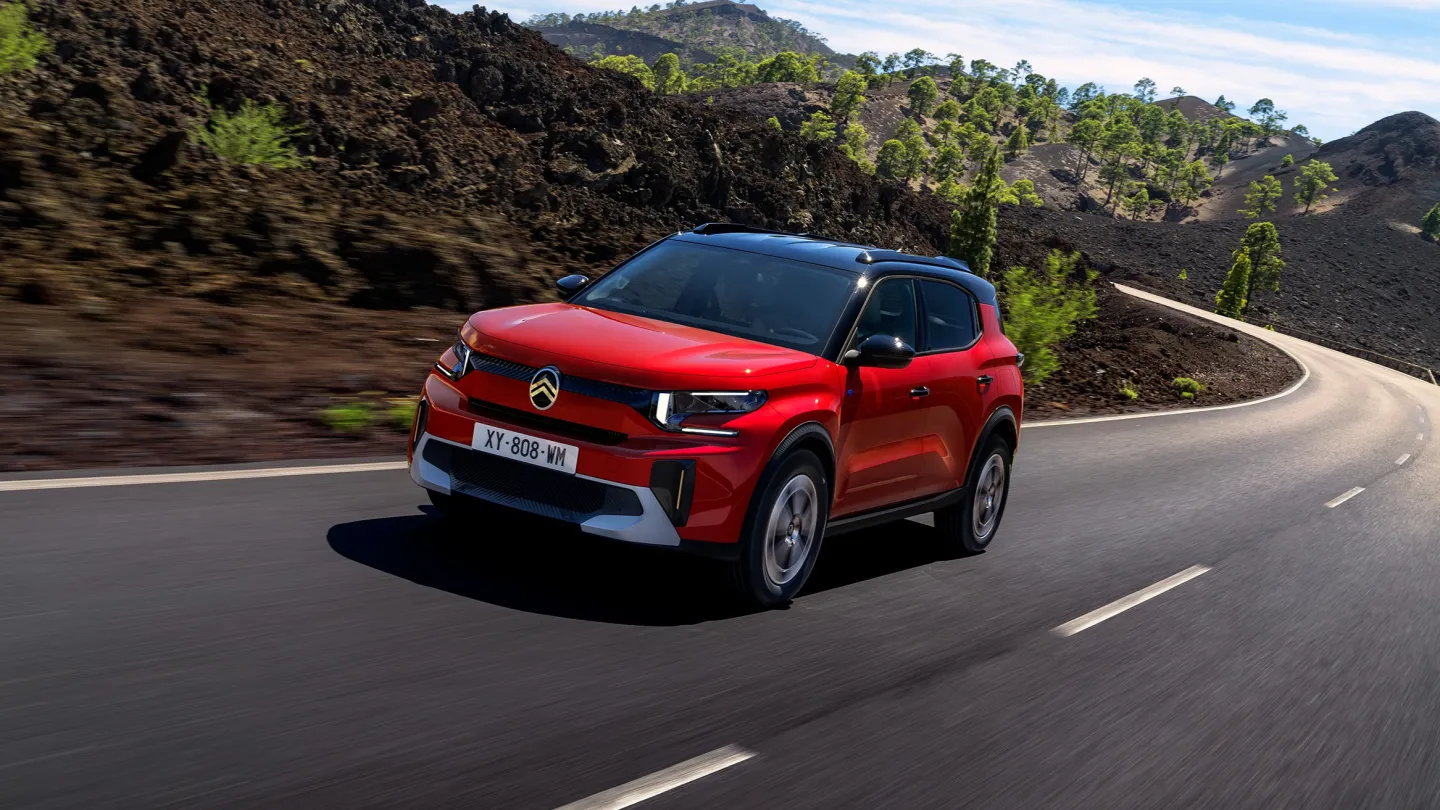 Citroën C3 Aircross 2024 : trois quarts avant gauche sur route en virage