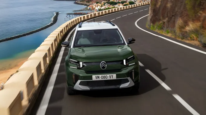Citroën C3 Aircross 2024 : face avant sur route en bord de mer
