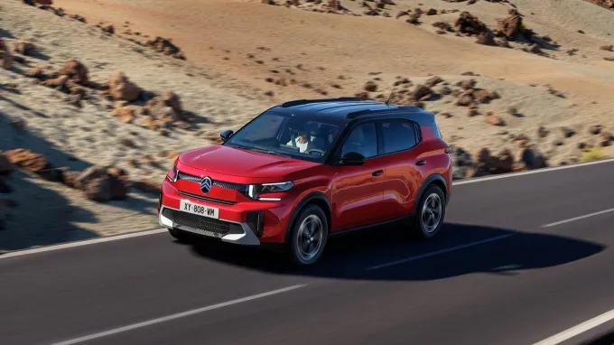 Citroën C3 Aircross 2024 : trois quarts avant gauche sur route dans le désert