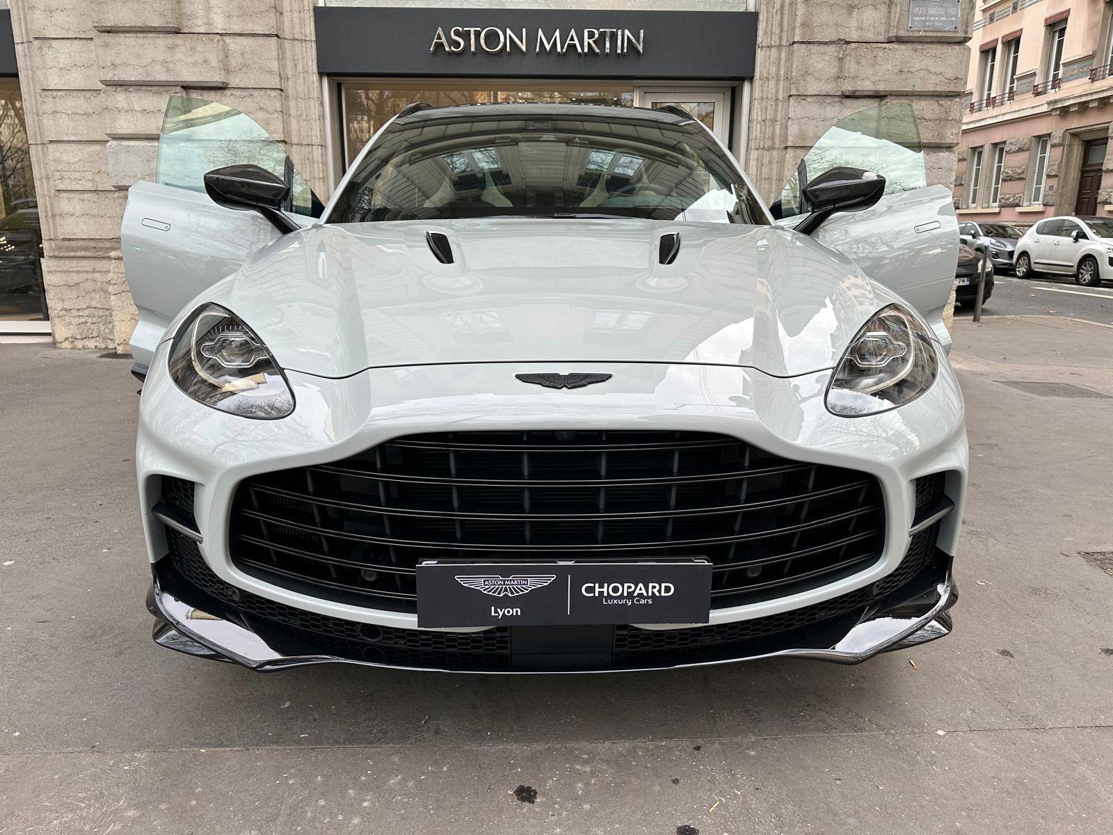 DBX707 DBX707 4.0 Biturbo V8 &mdash; 5