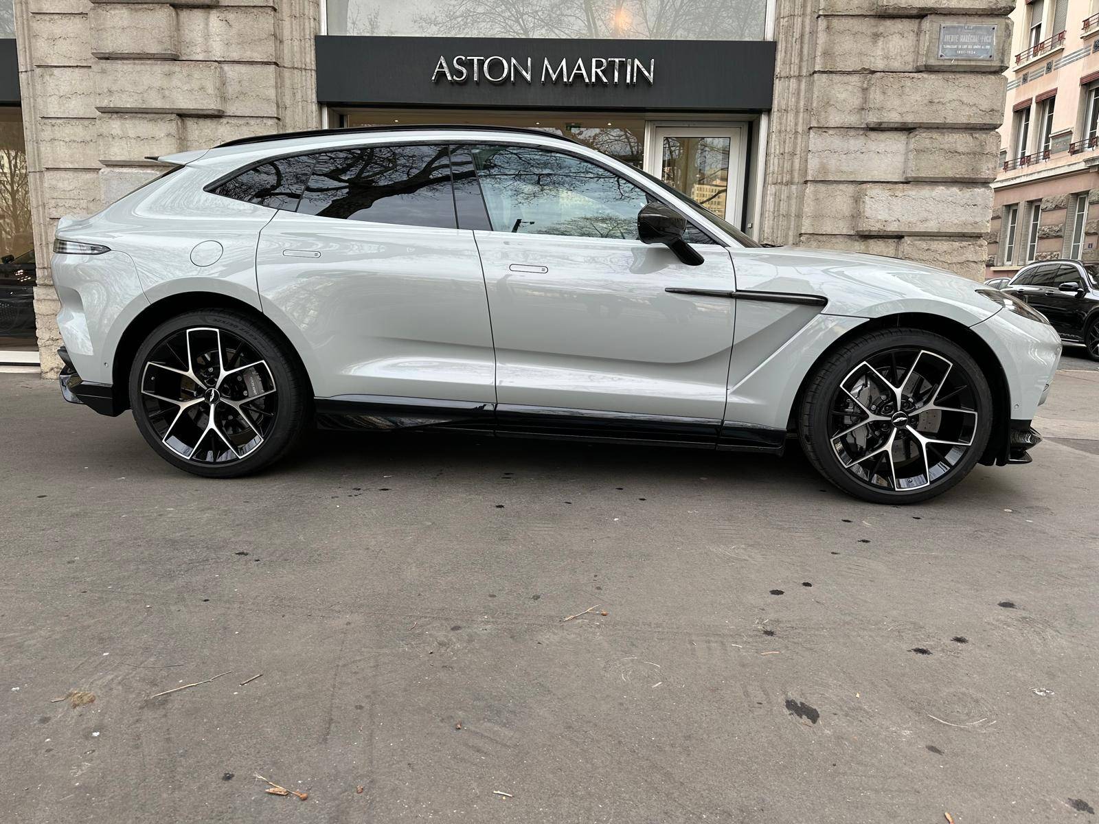 DBX707 DBX707 4.0 Biturbo V8 &mdash; 7