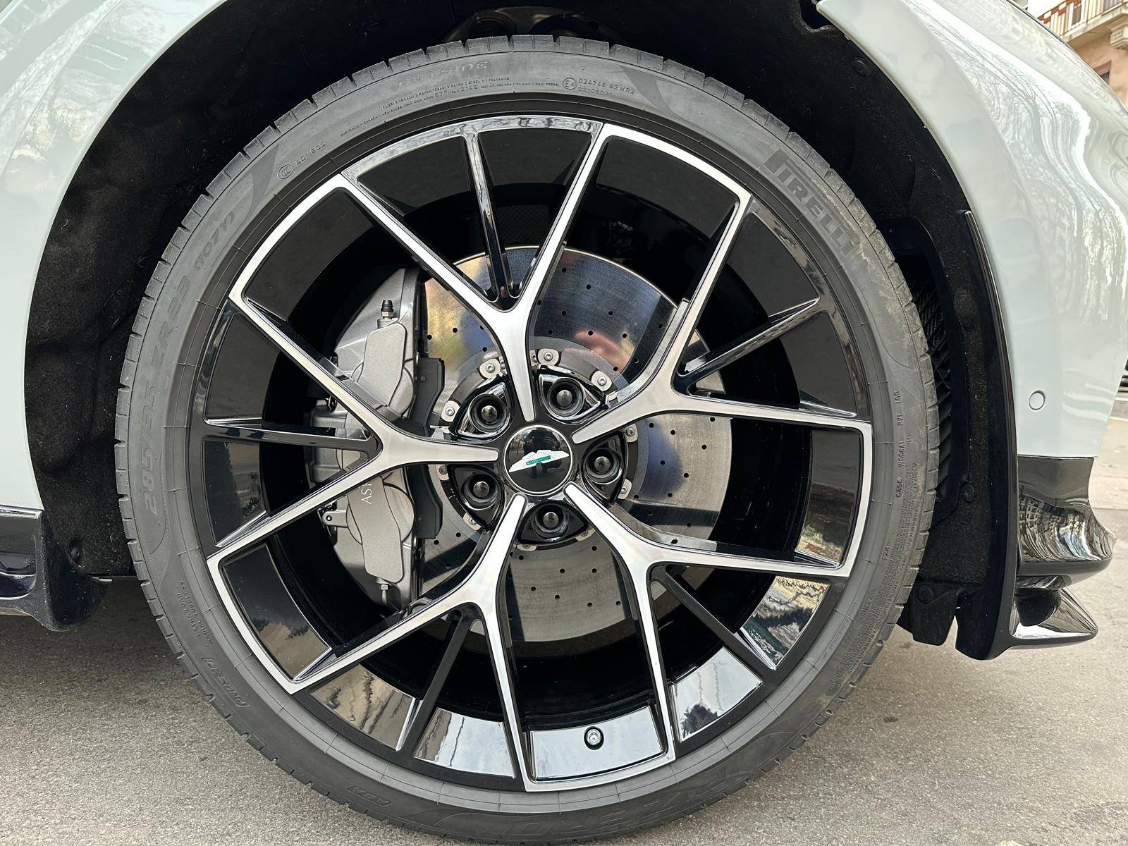 DBX707 DBX707 4.0 Biturbo V8 &mdash; 10