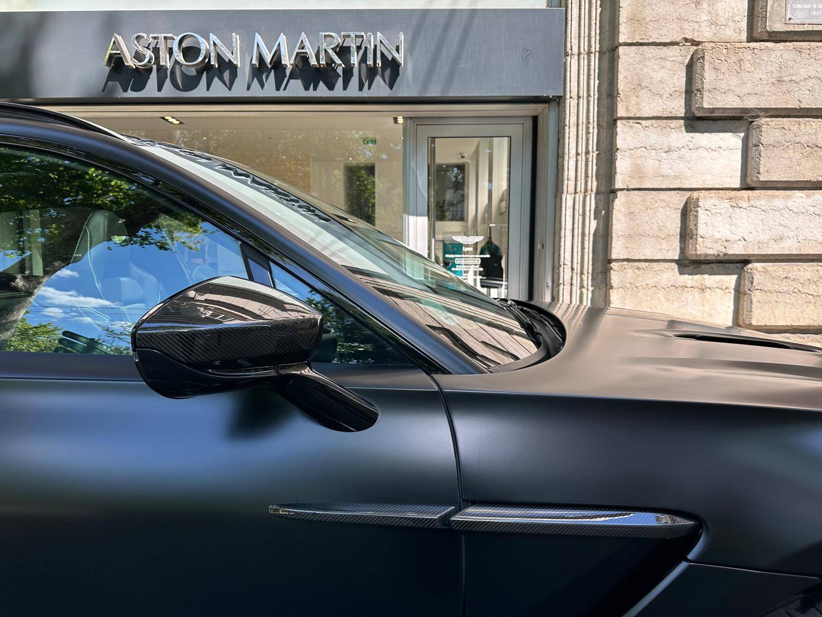 DBX707 DBX707 4.0 Biturbo V8 &mdash; 3