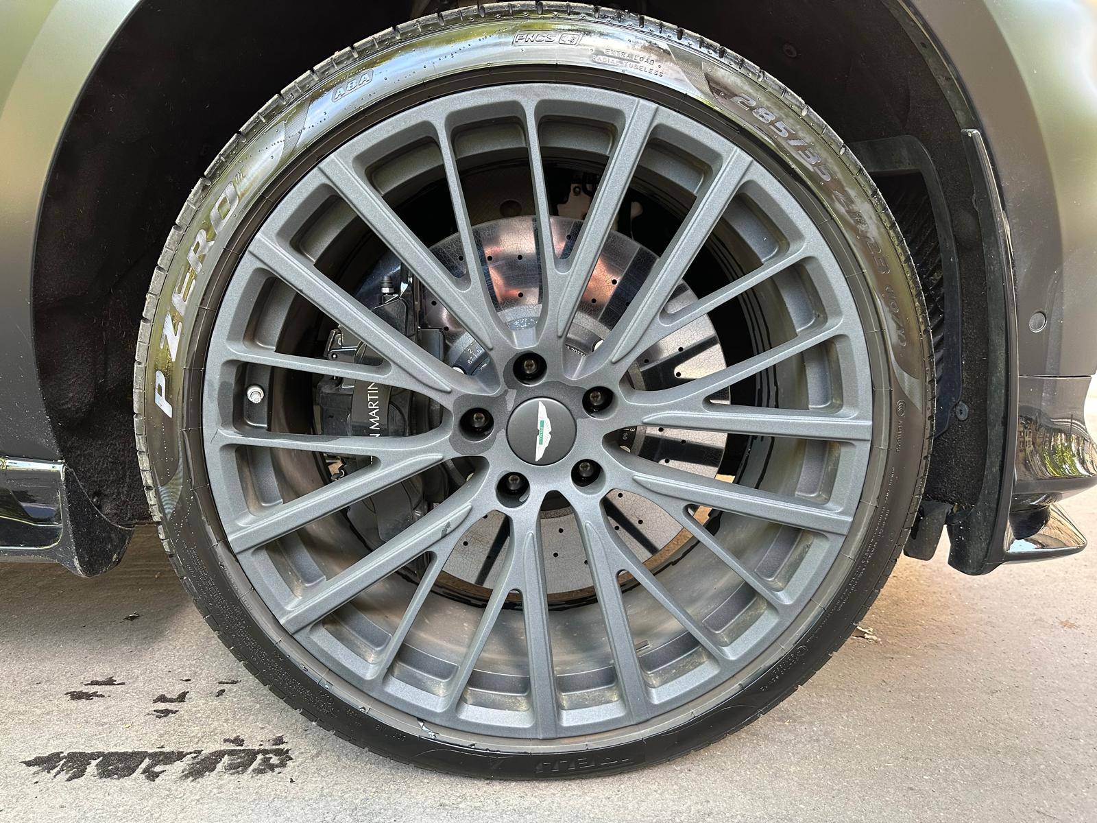 DBX707 DBX707 4.0 Biturbo V8 &mdash; 4