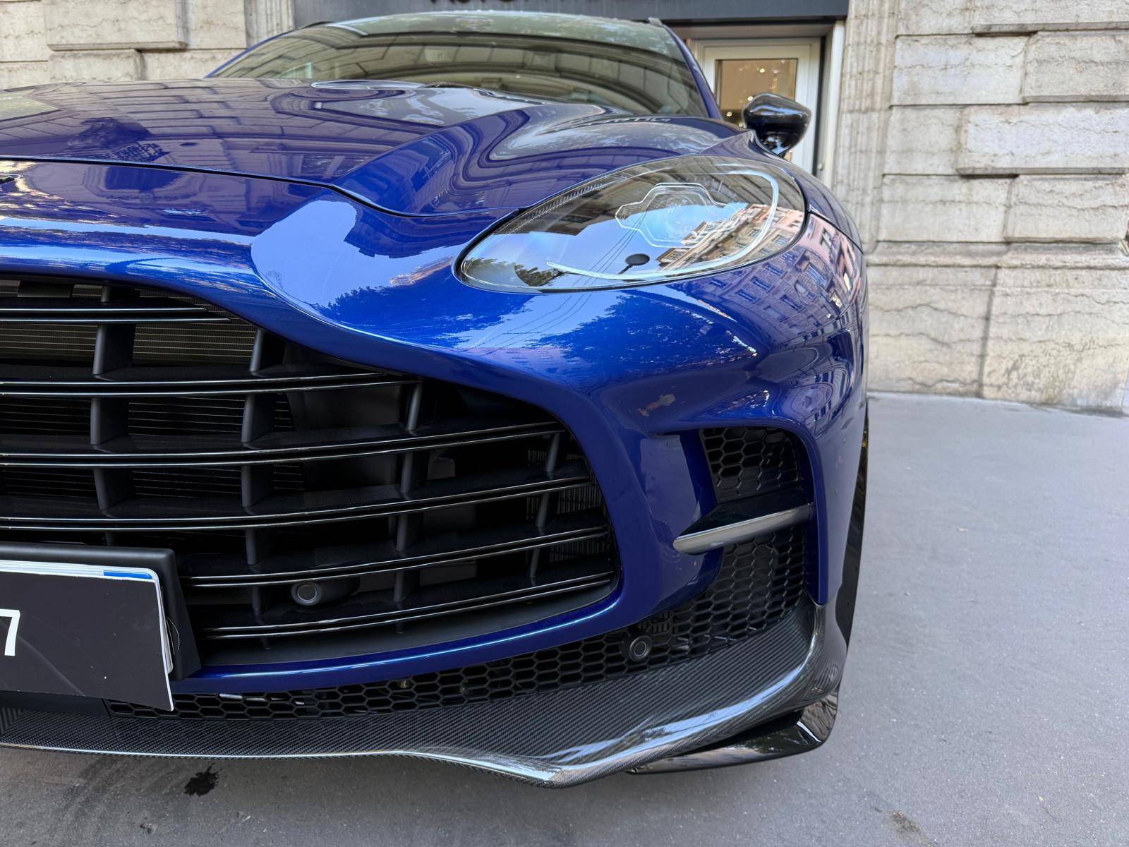 DBX707 DBX707 4.0 Biturbo V8 &mdash; 4