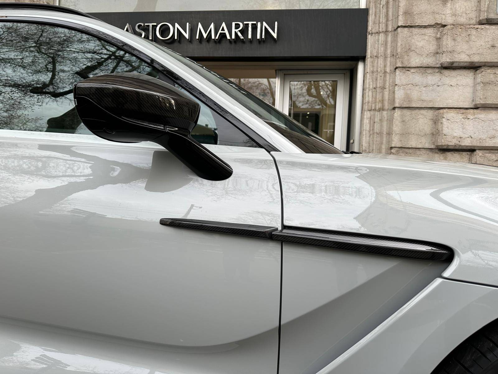 DBX707 DBX707 4.0 Biturbo V8 &mdash; 11