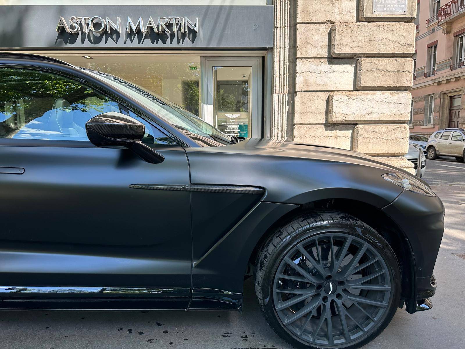 DBX707 DBX707 4.0 Biturbo V8 &mdash; 5