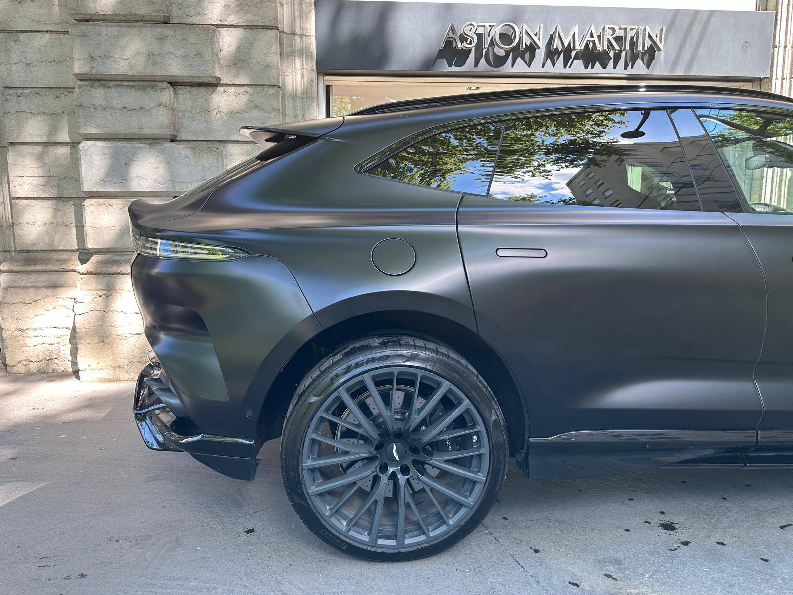 DBX707 DBX707 4.0 Biturbo V8 &mdash; 6