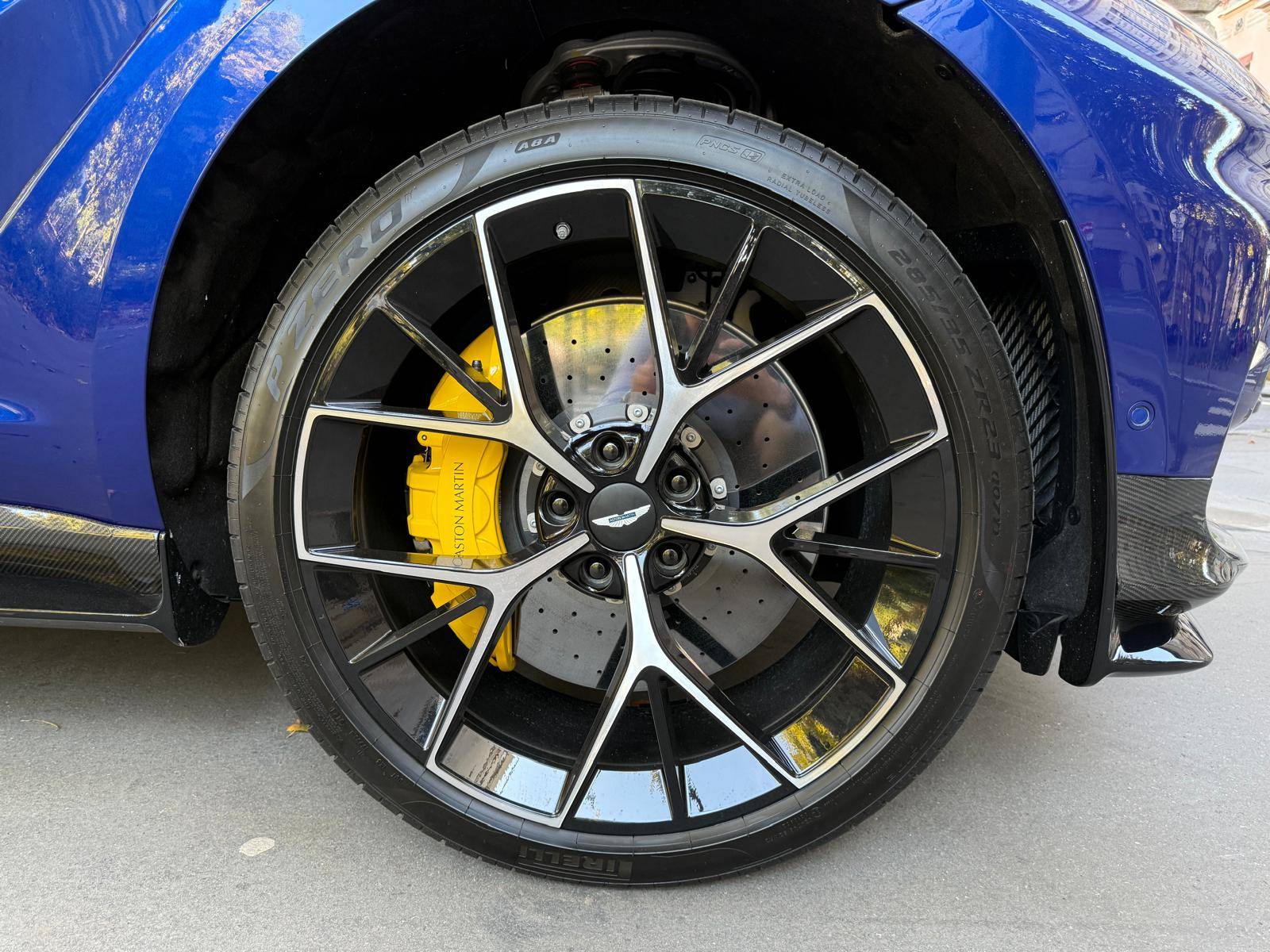 DBX707 DBX707 4.0 Biturbo V8 &mdash; 7