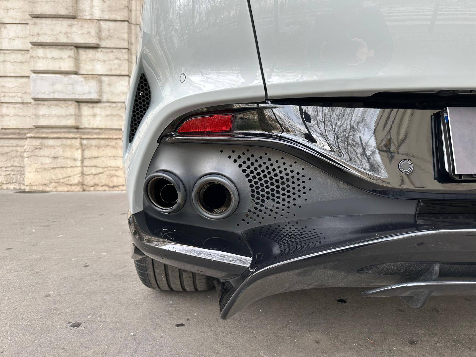 DBX707 DBX707 4.0 Biturbo V8 &mdash; 18