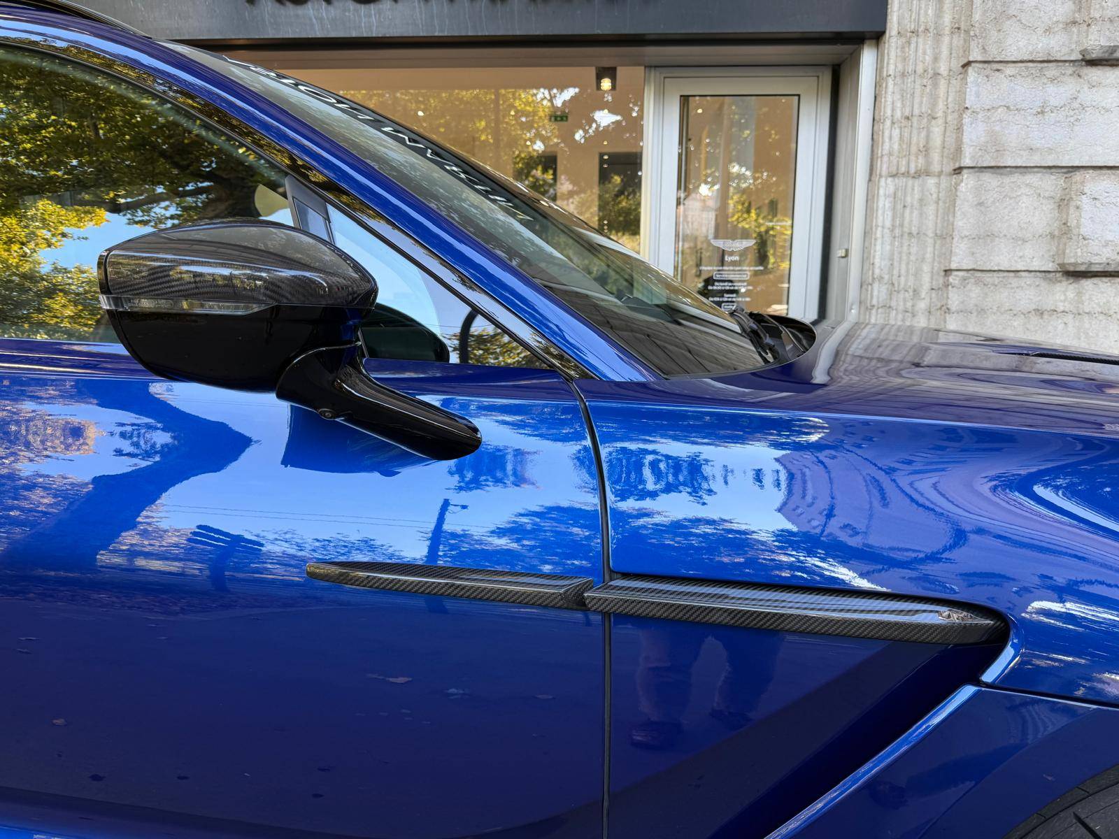 DBX707 DBX707 4.0 Biturbo V8 &mdash; 8