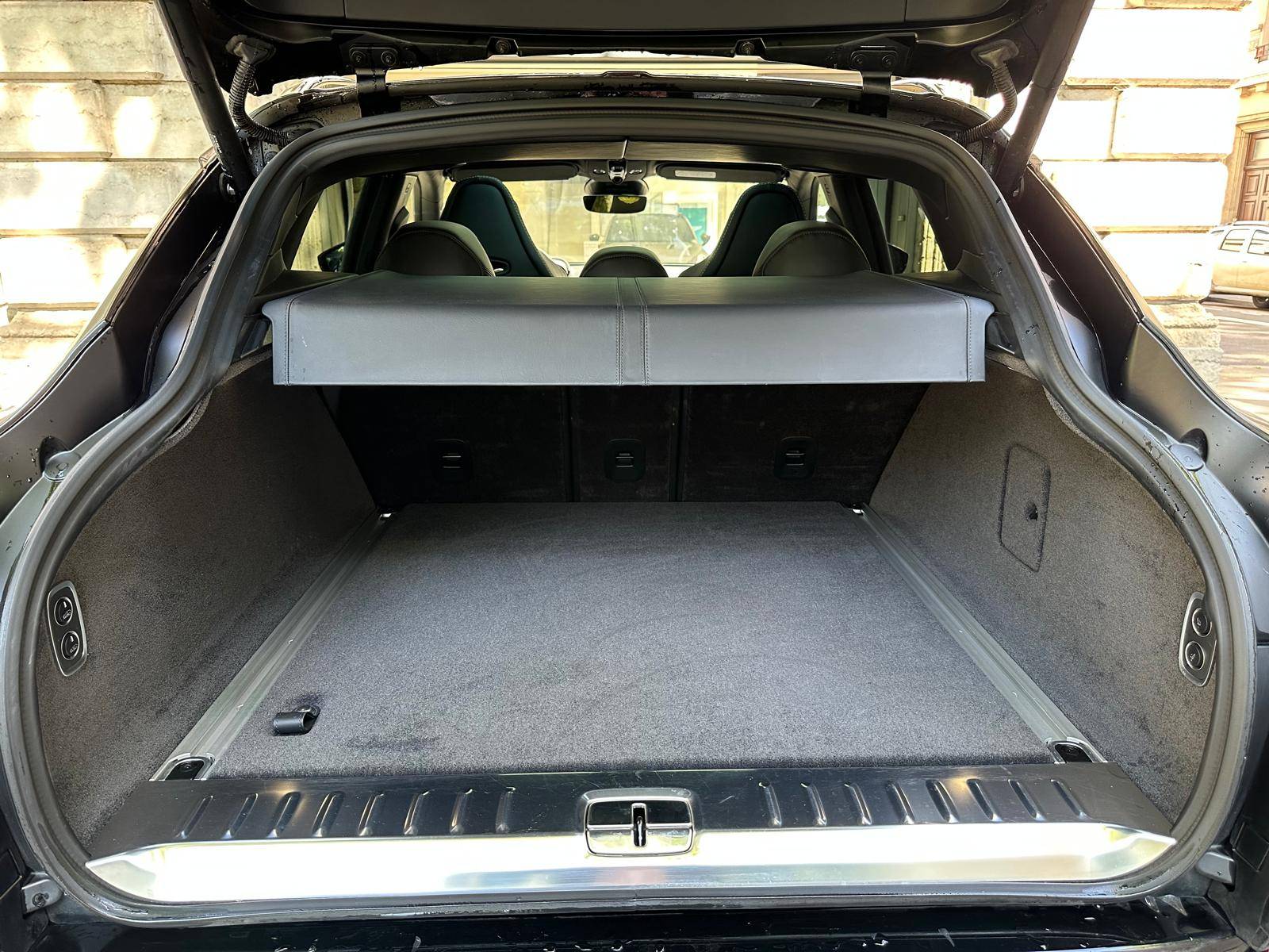 DBX707 DBX707 4.0 Biturbo V8 &mdash; 12