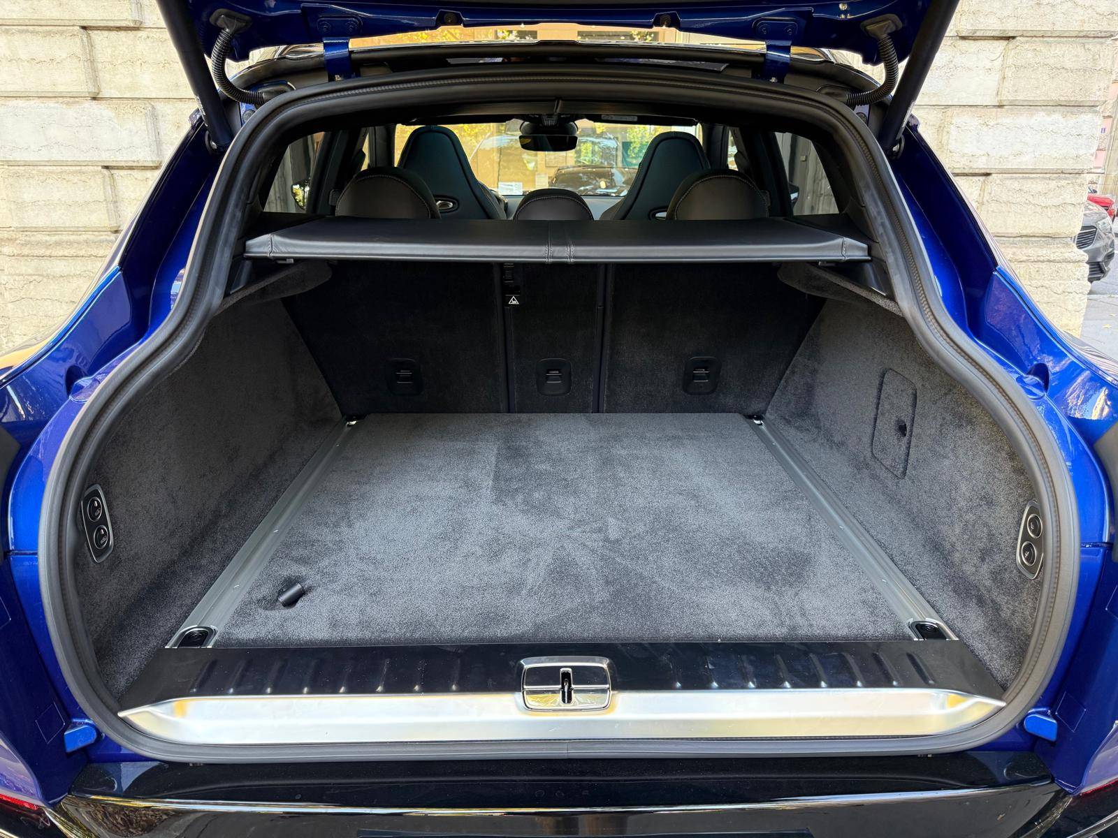 DBX707 DBX707 4.0 Biturbo V8 &mdash; 15