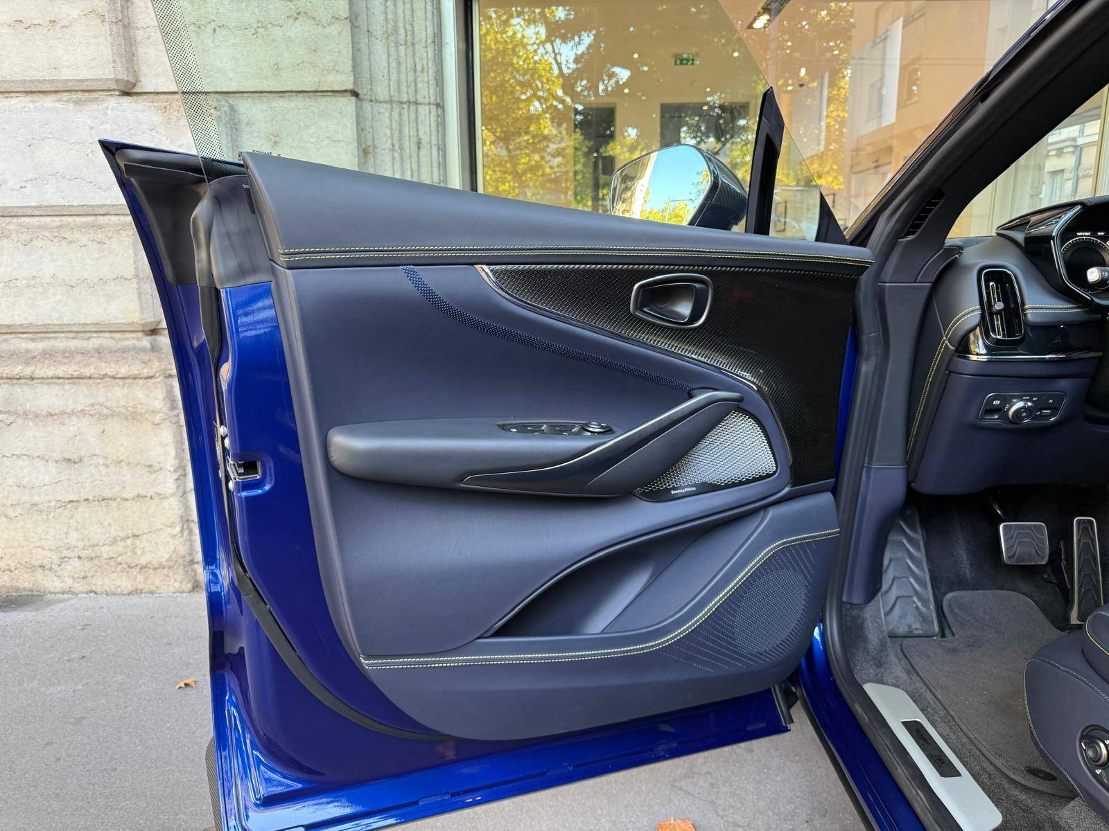 DBX707 DBX707 4.0 Biturbo V8 &mdash; 18