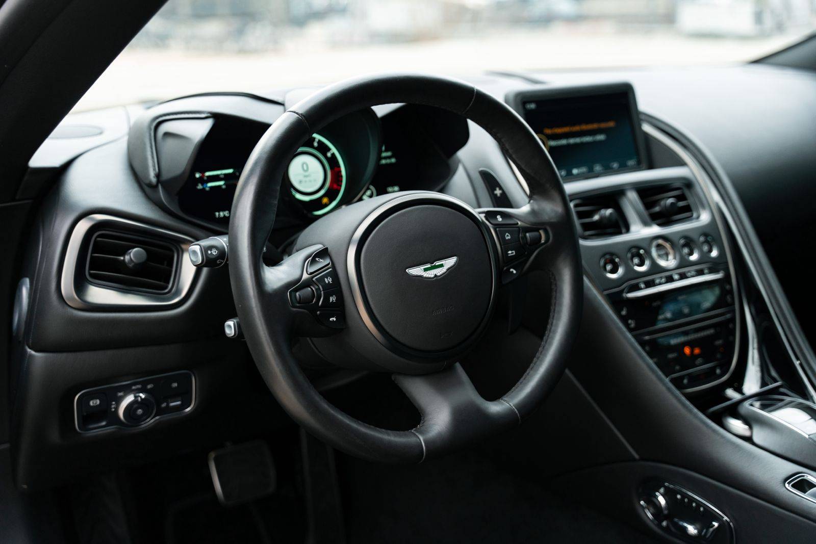 DBS VOLANTE DBS Superleggera Volante 5,2 Biturbo V12 &mdash; 12