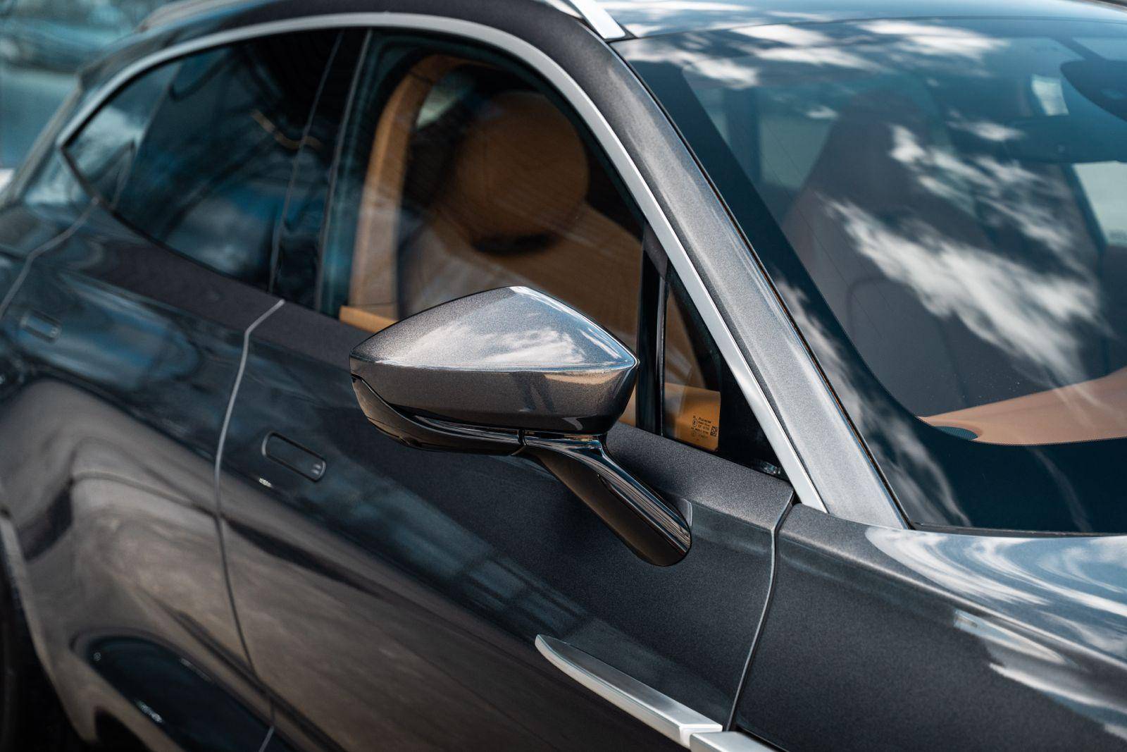 DBX DBX 4.0 Biturbo V8 &mdash; 3