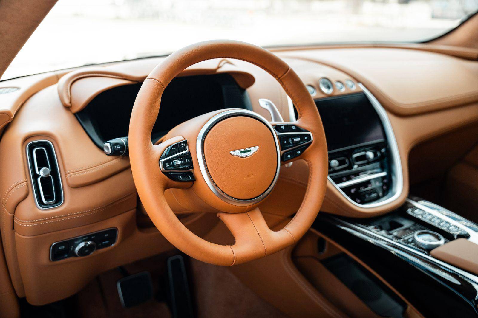 DBX DBX 4.0 Biturbo V8 &mdash; 6