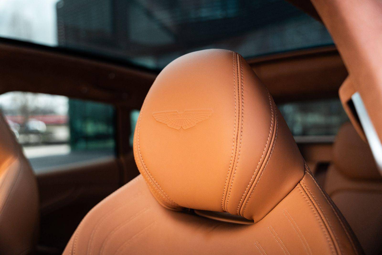 DBX DBX 4.0 Biturbo V8 &mdash; 7