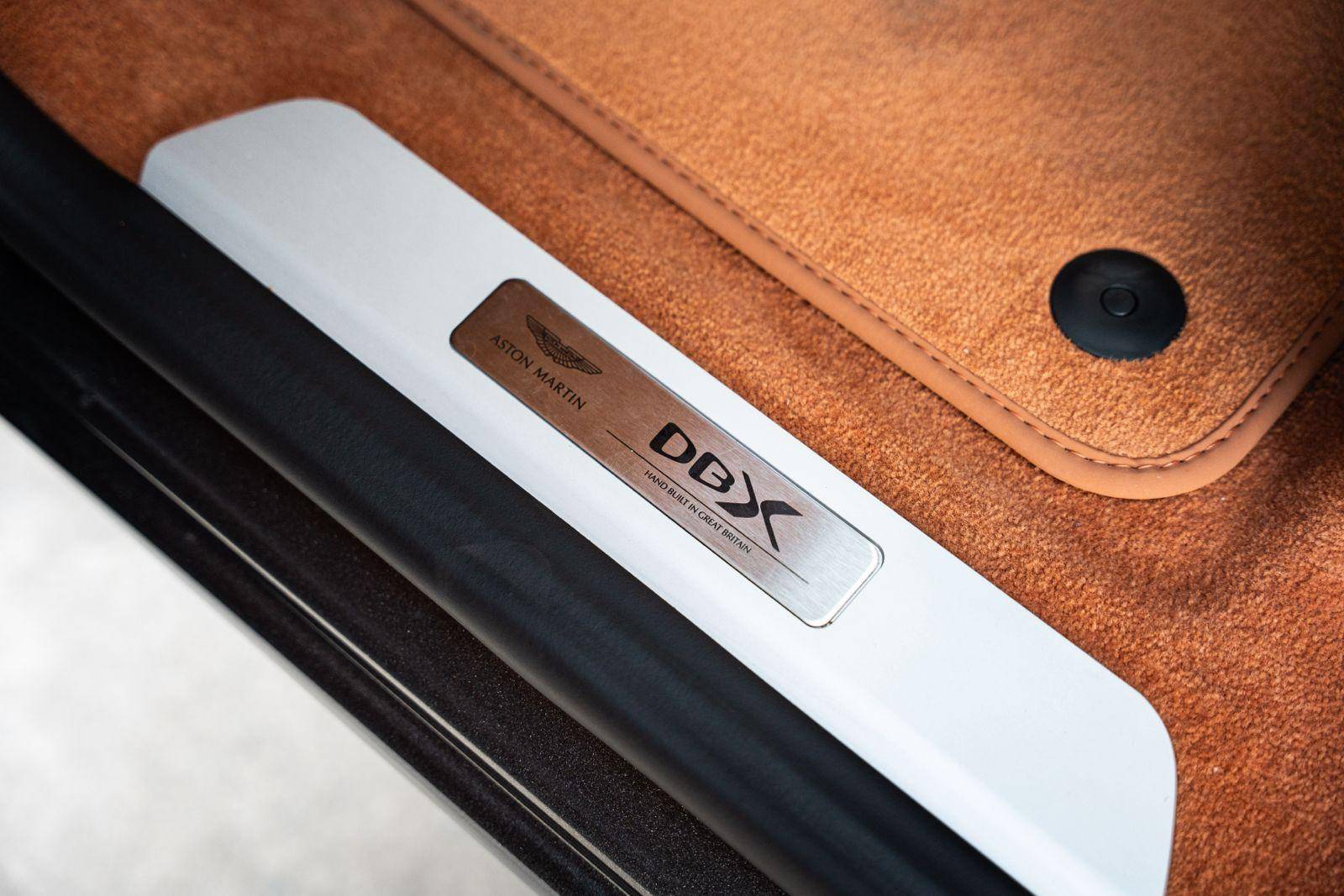 DBX DBX 4.0 Biturbo V8 &mdash; 8