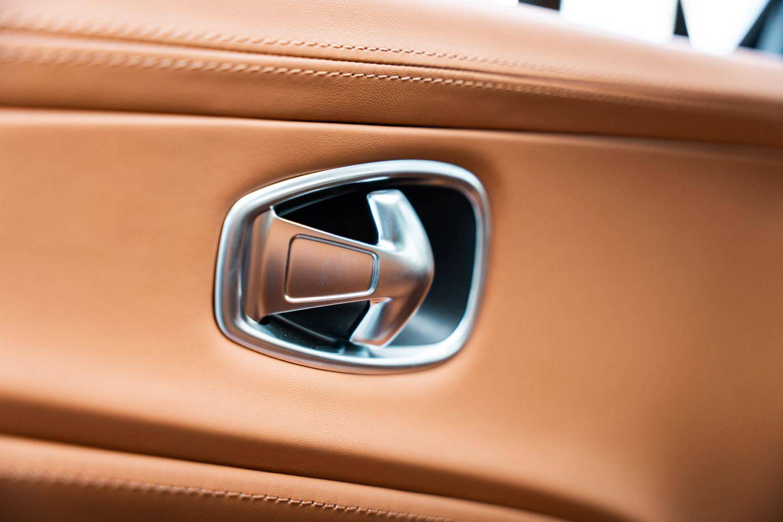 DBX DBX 4.0 Biturbo V8 &mdash; 9