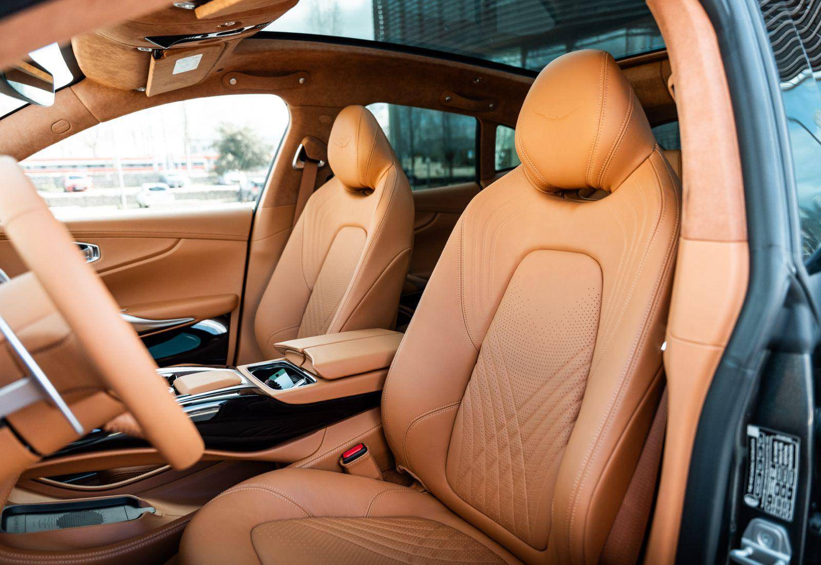 DBX DBX 4.0 Biturbo V8 &mdash; 11