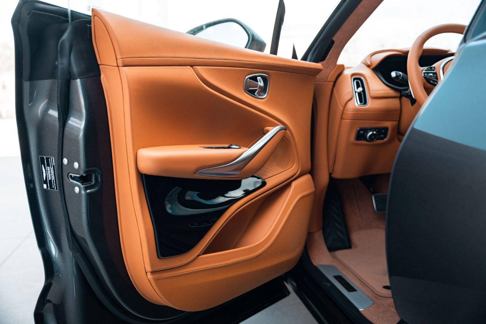 DBX DBX 4.0 Biturbo V8 &mdash; 12