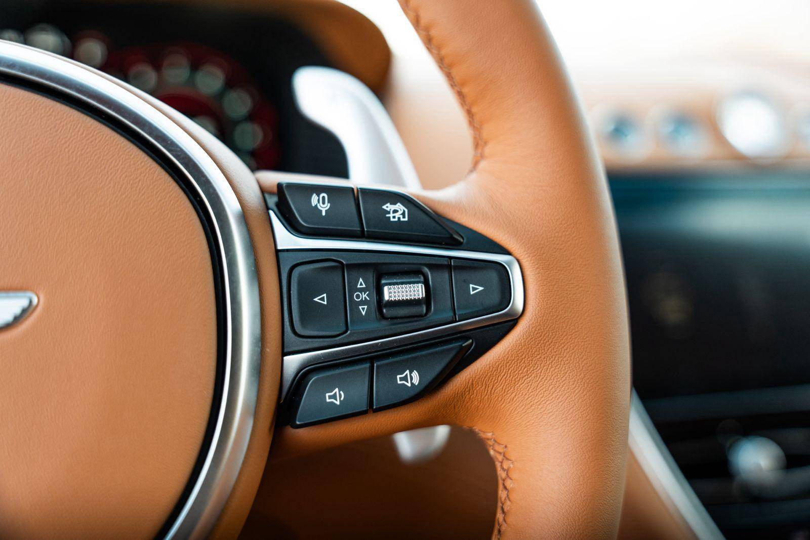 DBX DBX 4.0 Biturbo V8 &mdash; 13