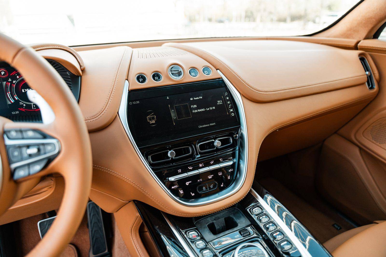 DBX DBX 4.0 Biturbo V8 &mdash; 15