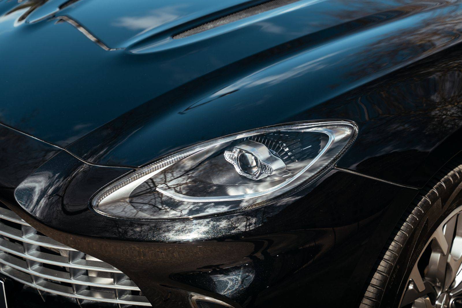 DBX DBX 4.0 Biturbo V8 &mdash; 2