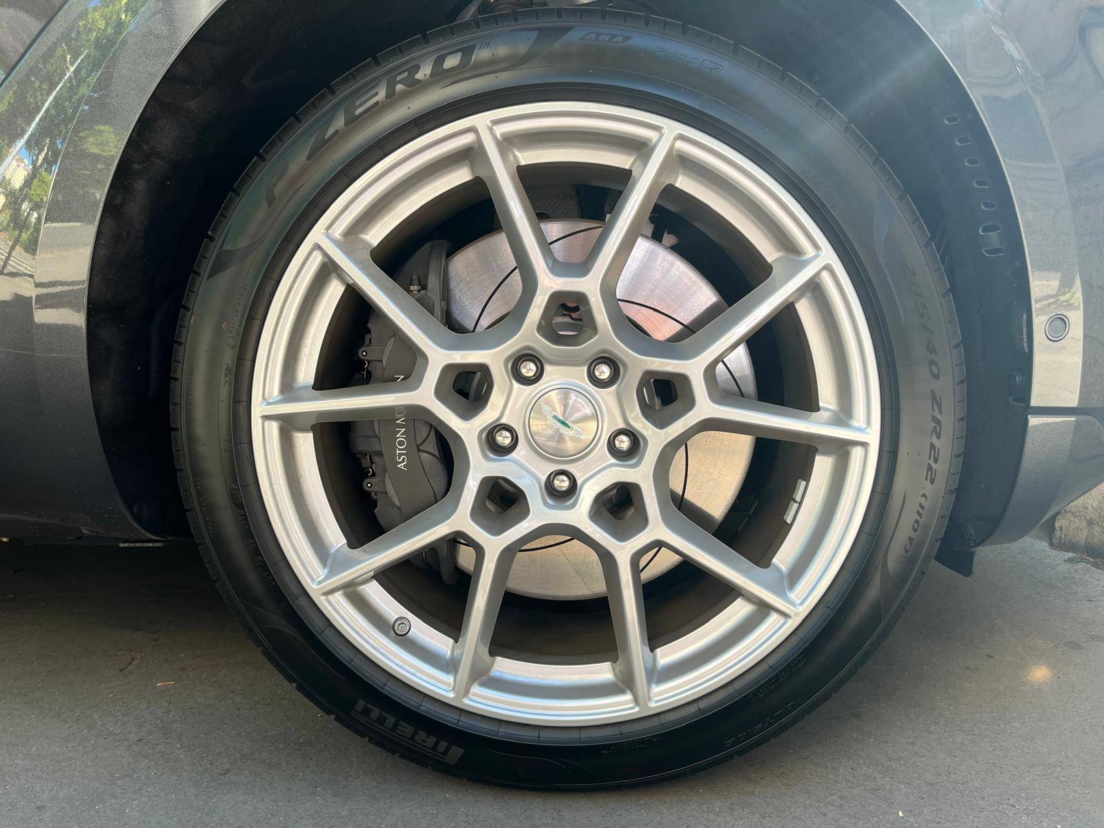 DBX DBX 4.0 Biturbo V8 &mdash; 18