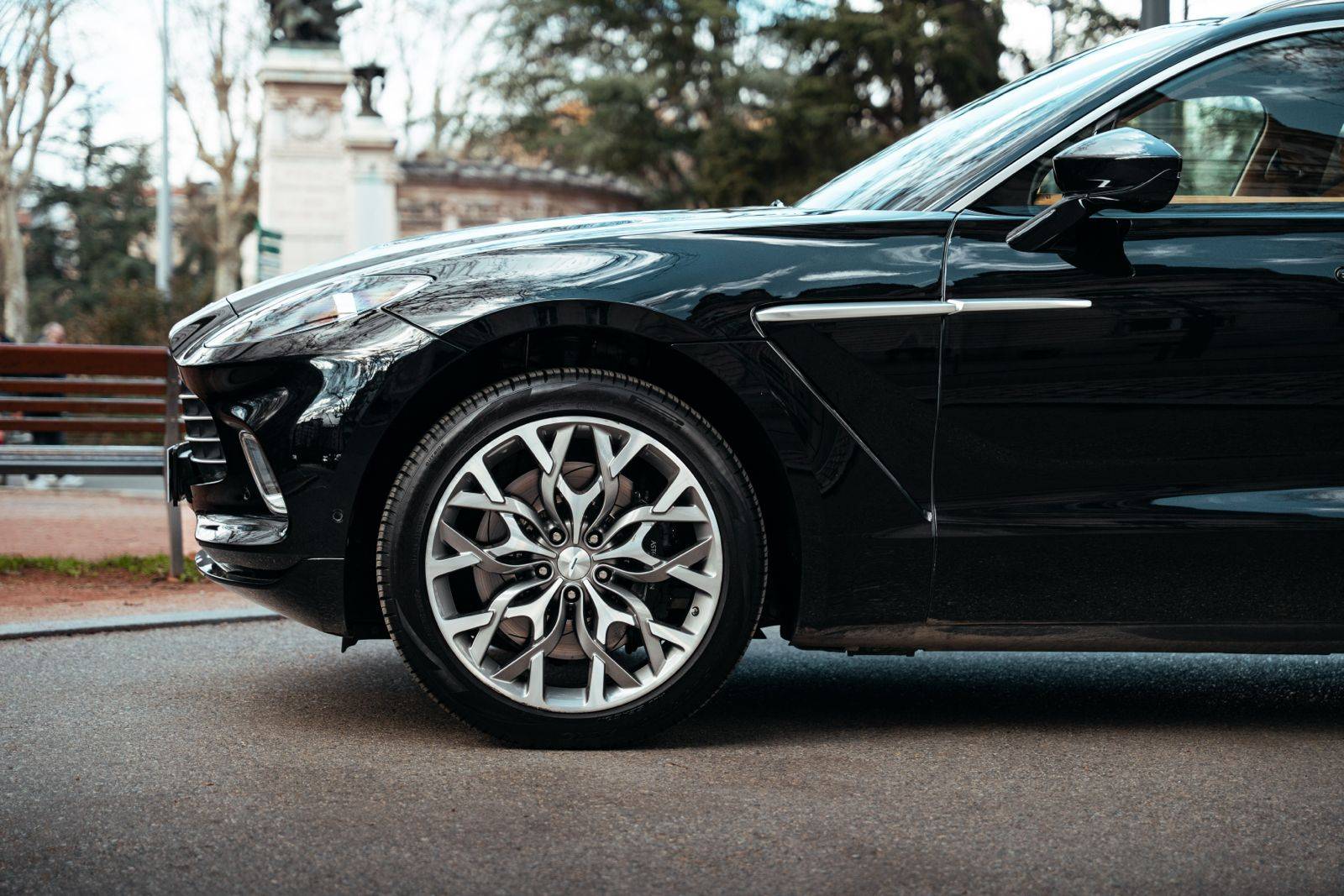 DBX DBX 4.0 Biturbo V8 &mdash; 5