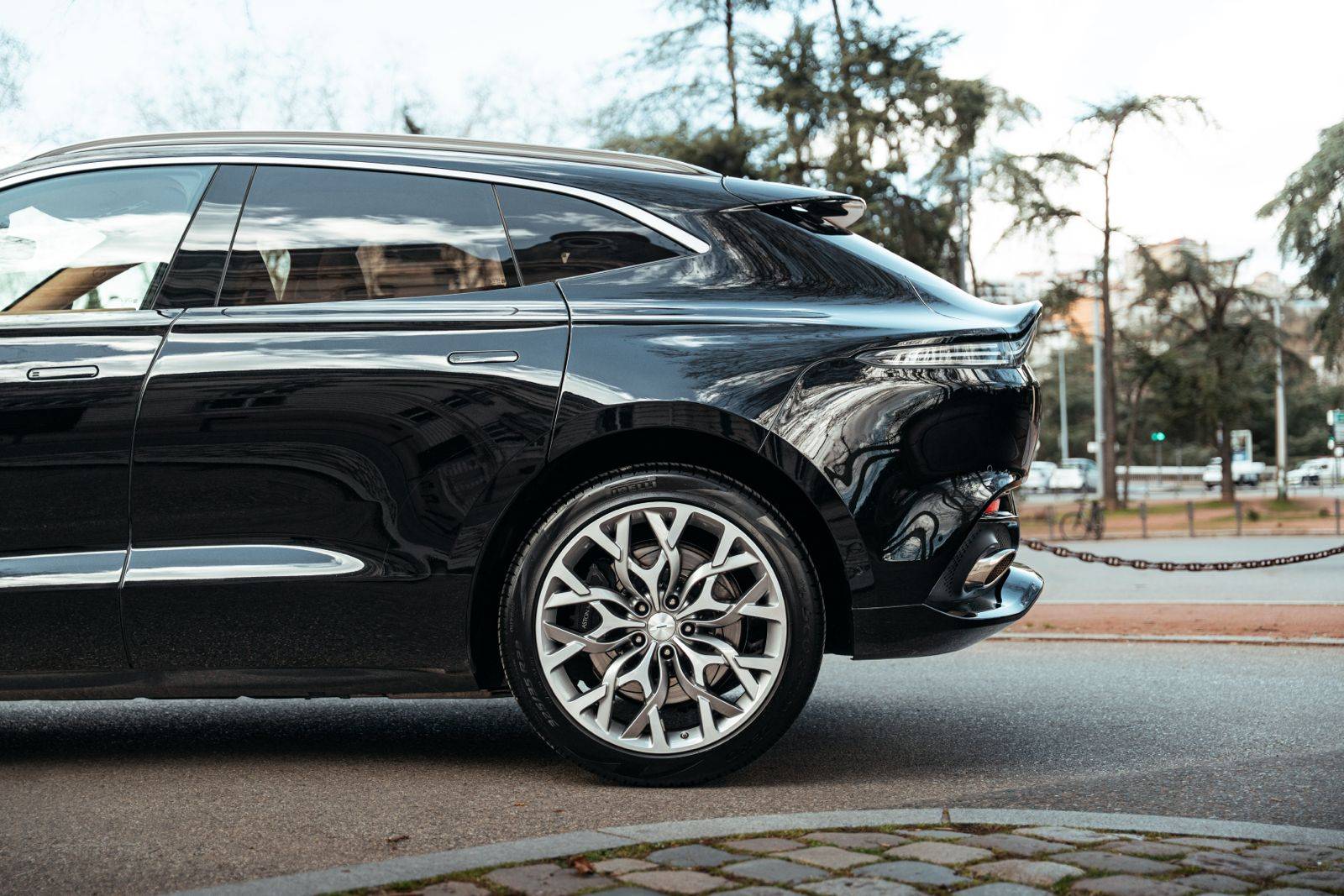 DBX DBX 4.0 Biturbo V8 &mdash; 7