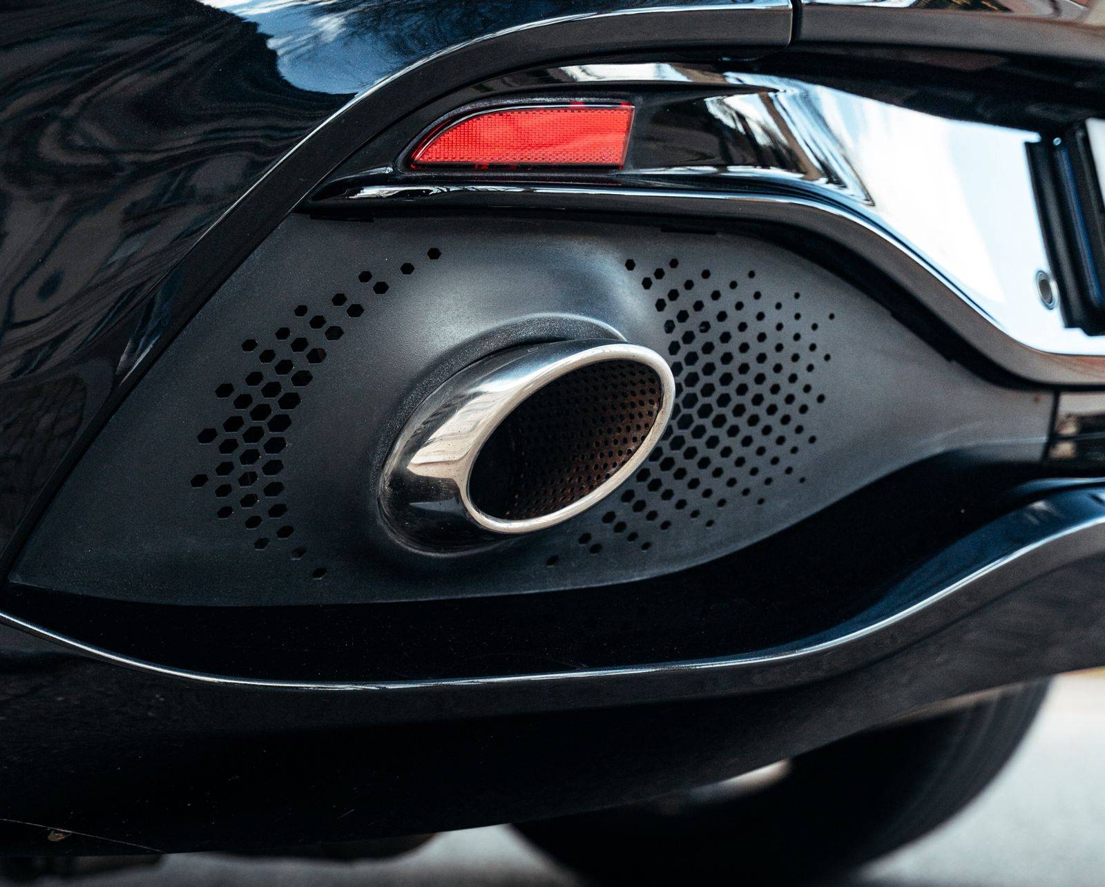 DBX DBX 4.0 Biturbo V8 &mdash; 9