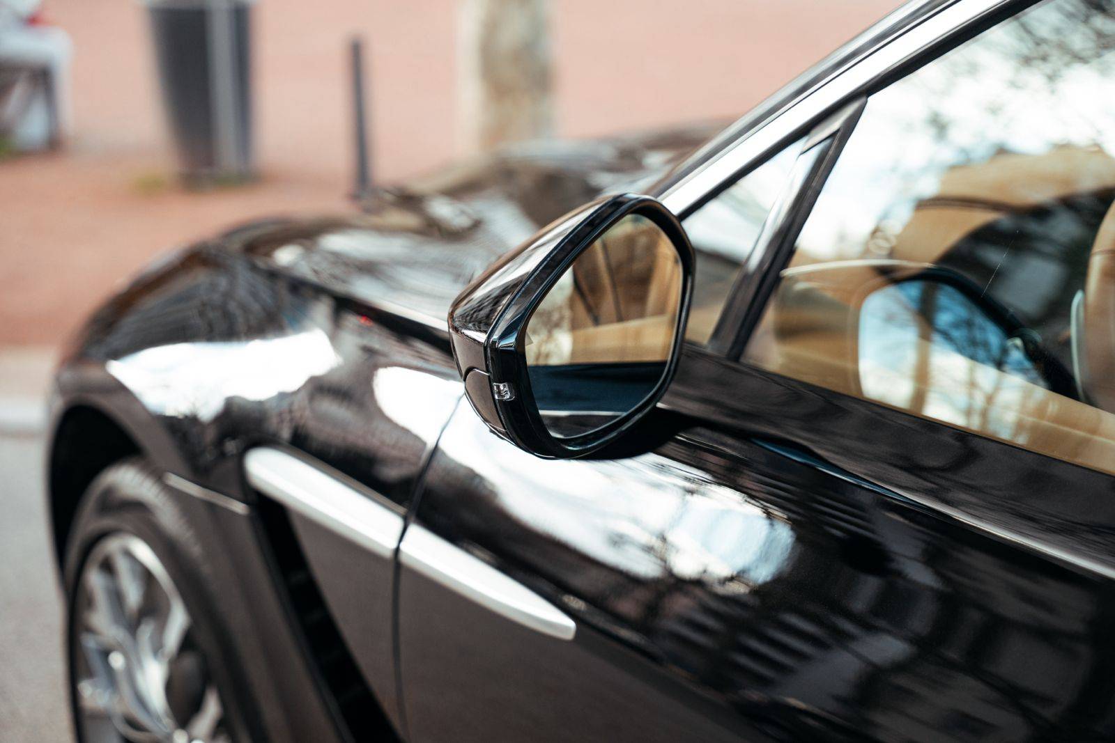 DBX DBX 4.0 Biturbo V8 &mdash; 10