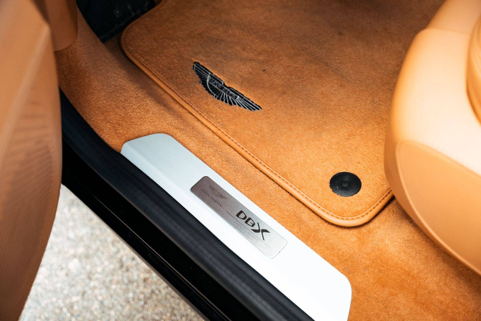 DBX DBX 4.0 Biturbo V8 &mdash; 11