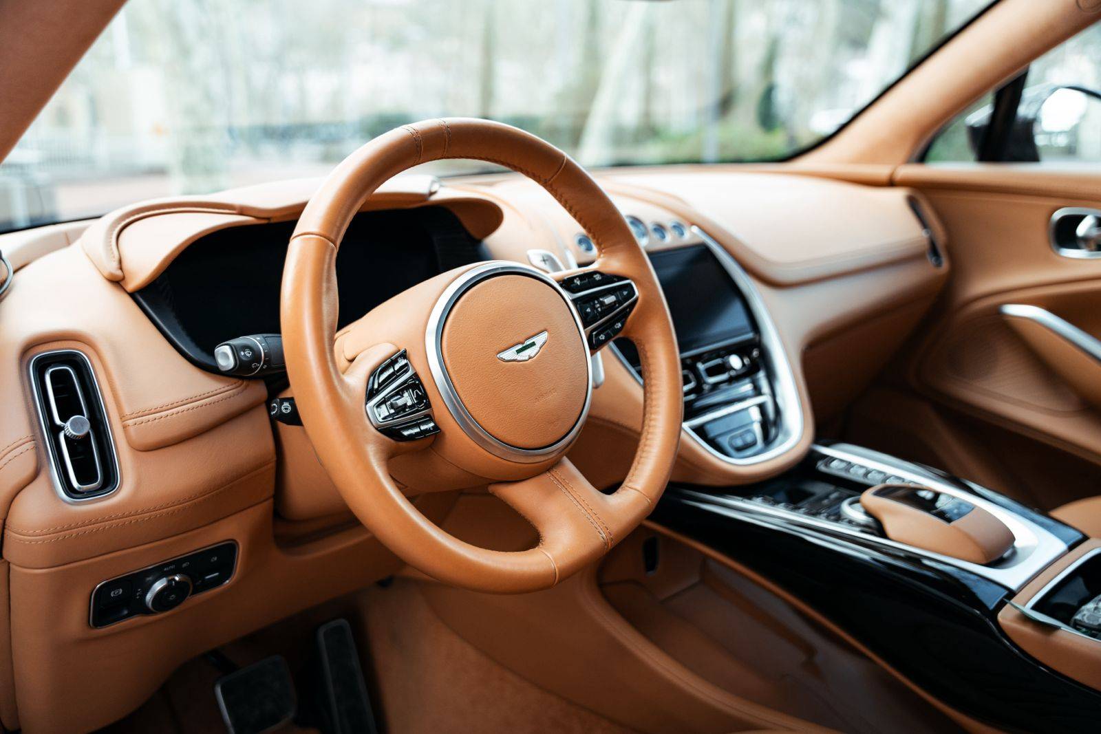 DBX DBX 4.0 Biturbo V8 &mdash; 12