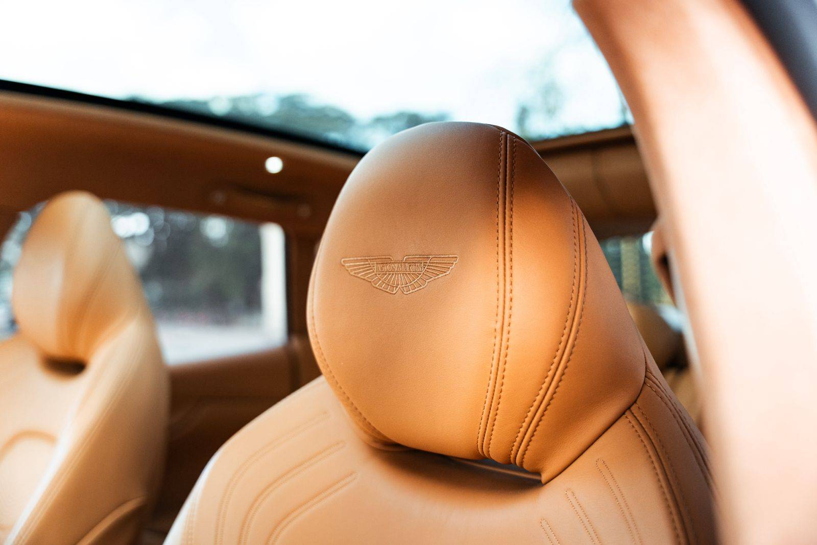 DBX DBX 4.0 Biturbo V8 &mdash; 14