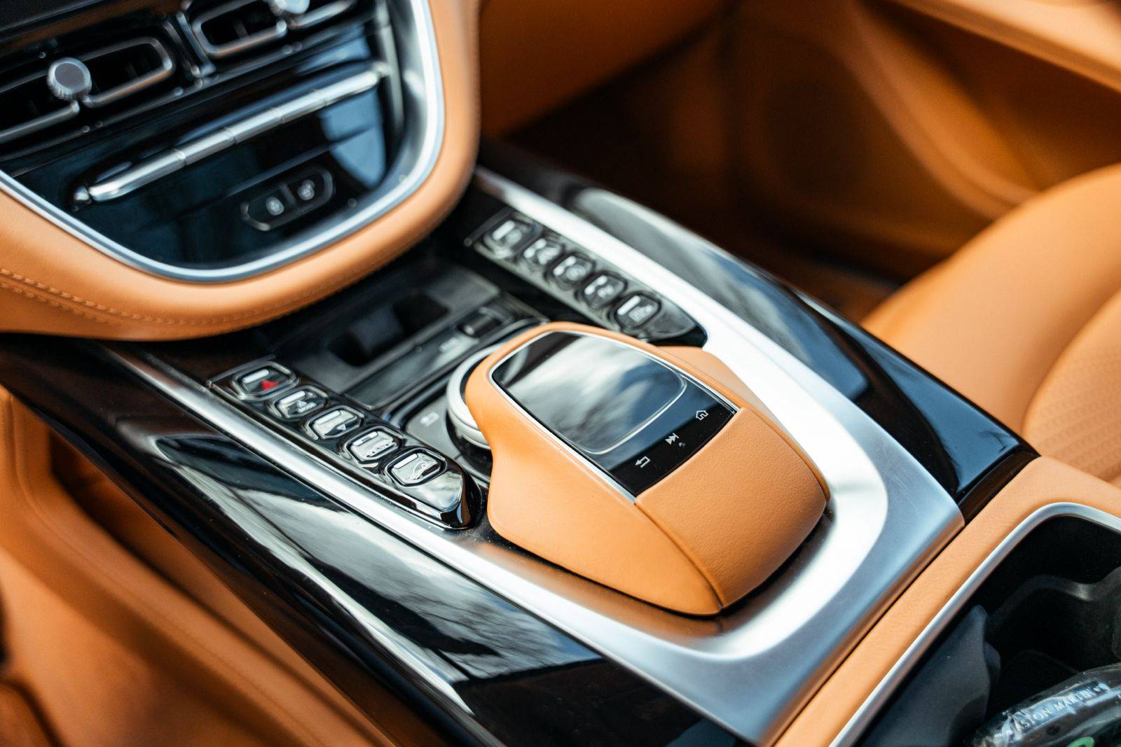 DBX DBX 4.0 Biturbo V8 &mdash; 15