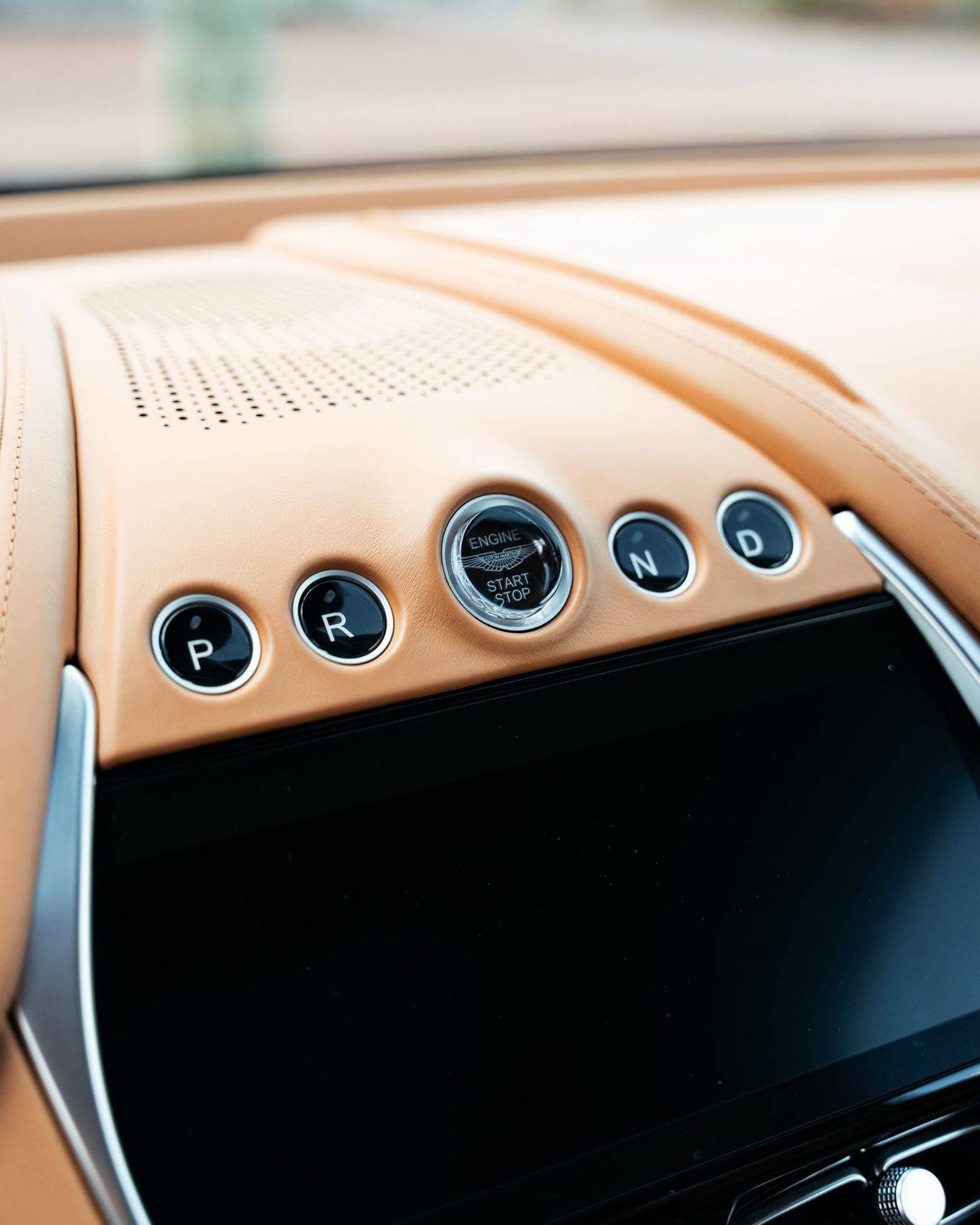 DBX DBX 4.0 Biturbo V8 &mdash; 16