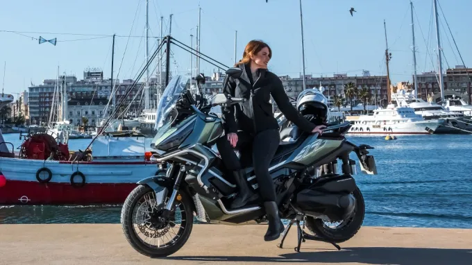 Zontes 368 G : Dans un port