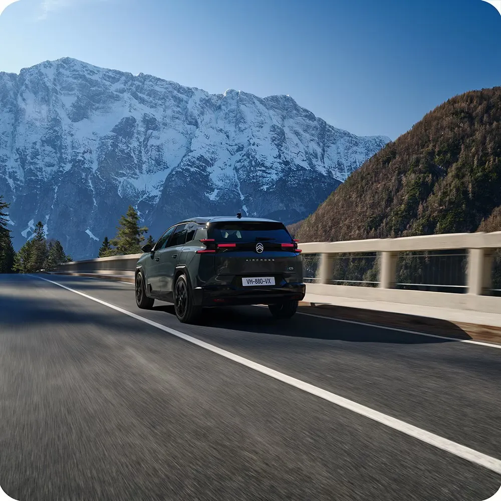 Citroën C5 Aircross 2025 : trois quarts arrière gauche sur route de montagne