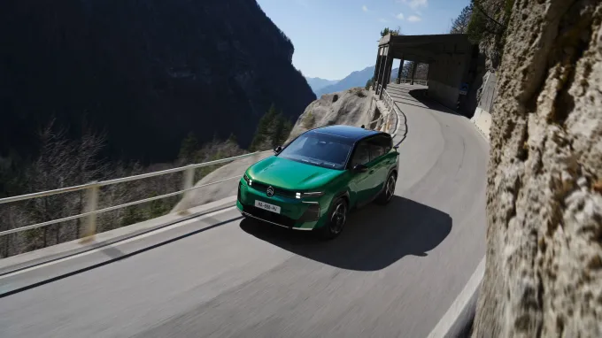 Citroën C5 Aircross : Vue plongée flanc de falaise montagne