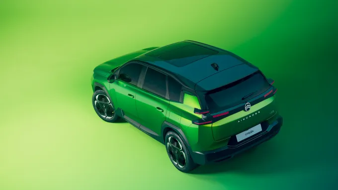 Citroën C5 Aircross : Vue plongée en studio avec toit panoramique