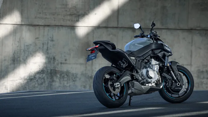 CFMoto 675NK : arrière